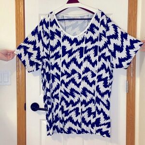 Avenue short sleeve tunic swing top. Blue and white, lightly worn, size 30/32.